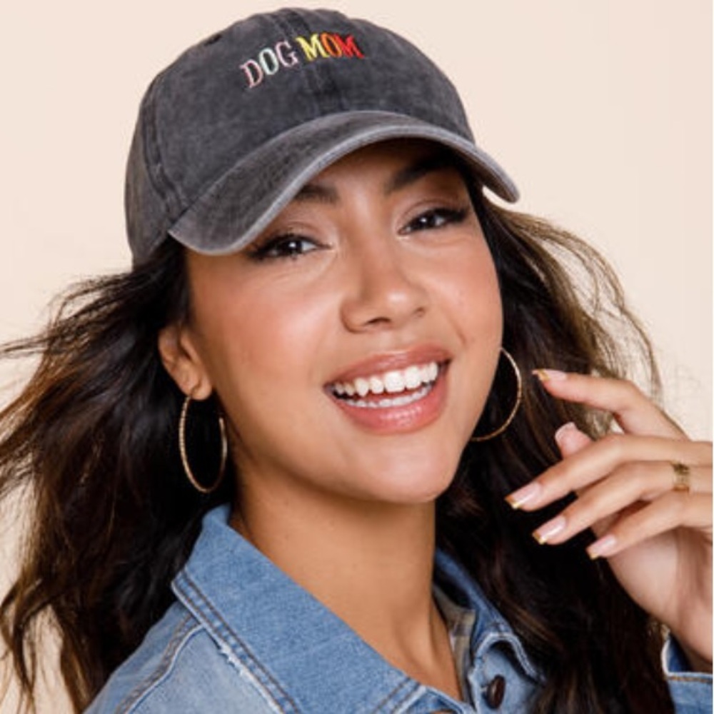 NWT DOG MOM baseball cap 🧢 🐶 🌈